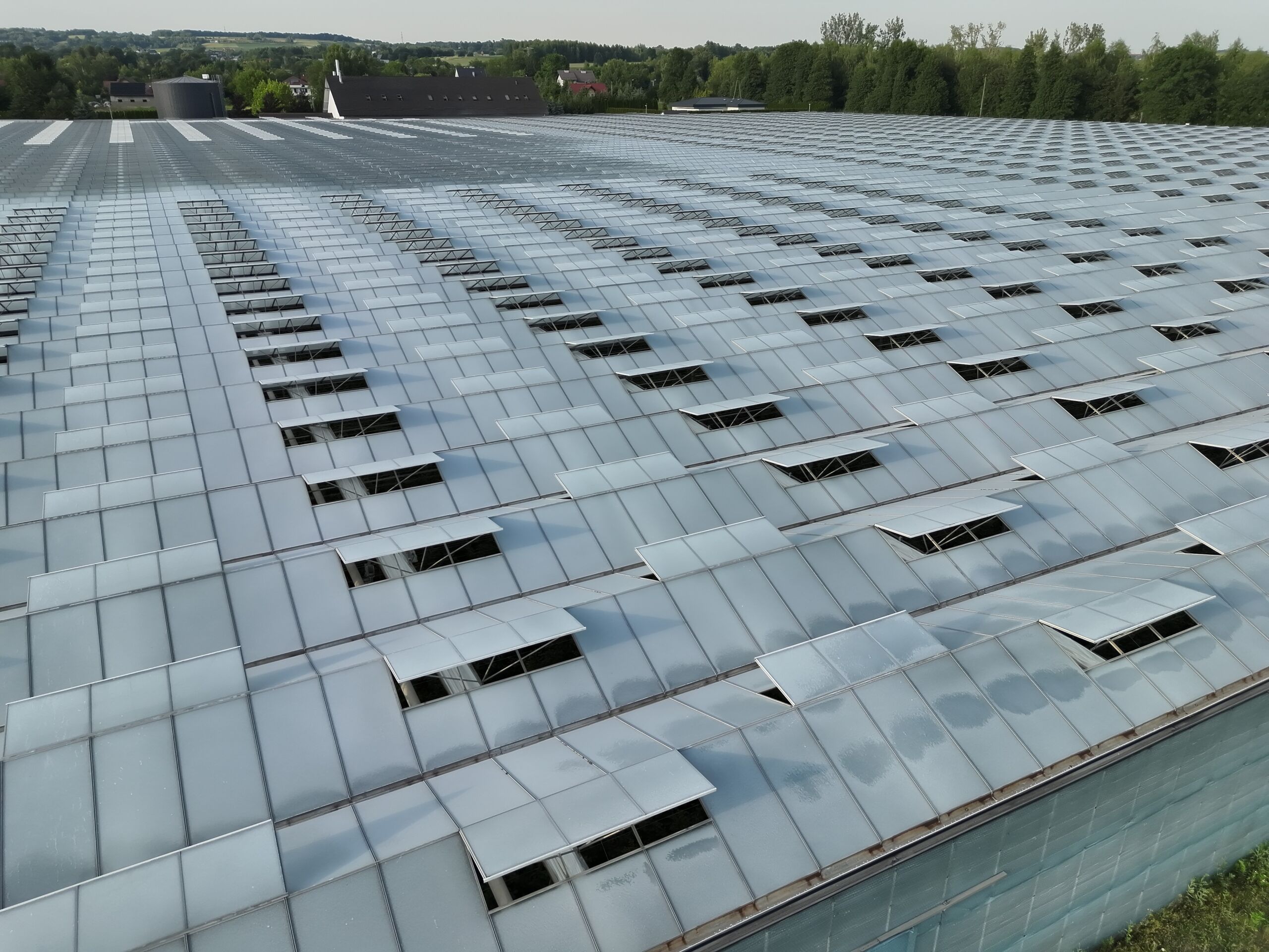 default dron wykonujący inspekcje, lecący nad drogą