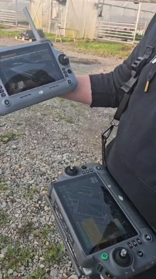 Aparatury sterujące dronami rolniczymi w rękach pilota